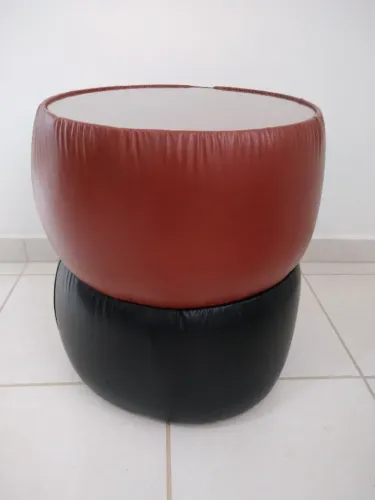 Mesinha de canto redonda antiga estofada de couro marrom e preto