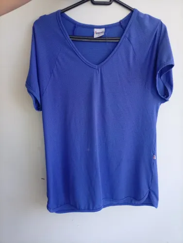 Camisa esportiva com furos feminina