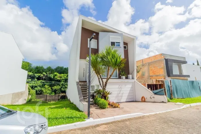 Casa à venda em Vila Nova com 296 m², 3 quartos, 1 suíte, 4 vagas