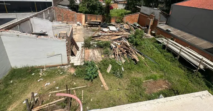 Terraplanagem em geral, limpeza de terreno, venda de pedrisco e outros agregados. 