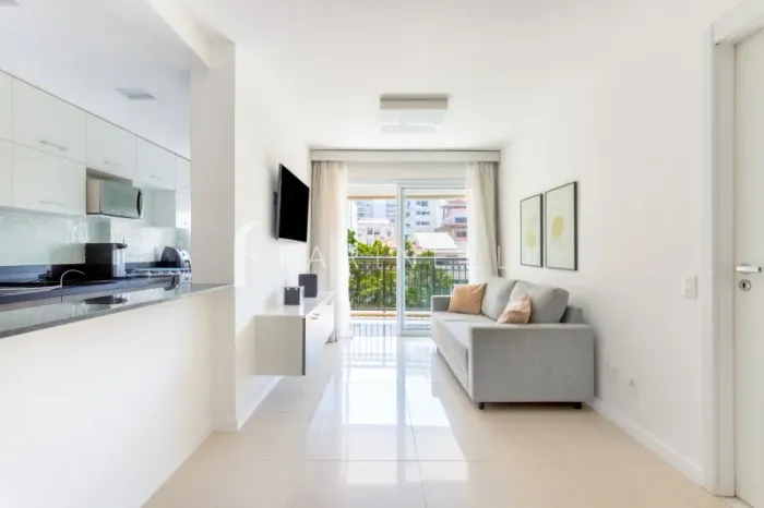 Excelente apartamento em prédio de luxo na quadra da praia de Ipanema.