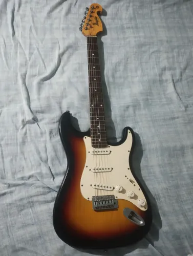 Guitarra Memphis com caixa, clube baby e cabos.