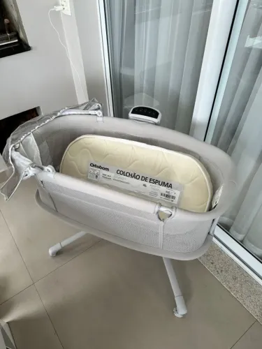Berço Dream Starlight Mastela:  ? 2 brinquedos atraentes ? Capota com mosquiteiro integrad