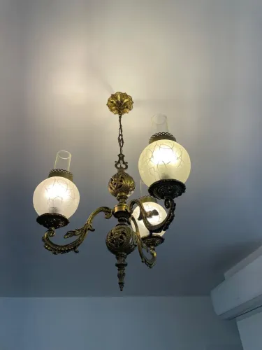 Lustre Antigo 3 Globos - Metal Trabalhado e Vidro Decorado