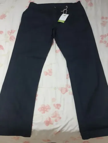 Calça jeans escuro, número 46 Nova.