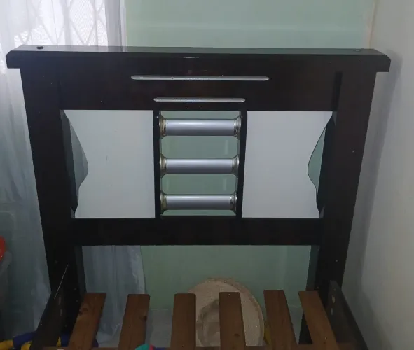 Vendo kit cama de solteiro e aparador com vidro