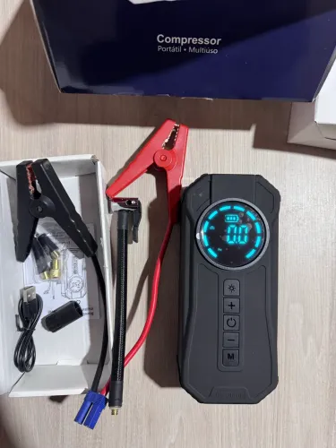Auxiliar de partida com compressor de ar portátil