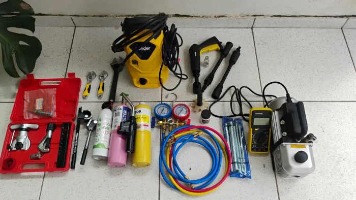 Ferramentas para instalação e manutenção em ar-condicionado.