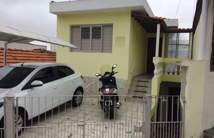 Sobrado dividido em 3 casas, a casa que esta para alugar fica abaixo do nível da rua, Jard