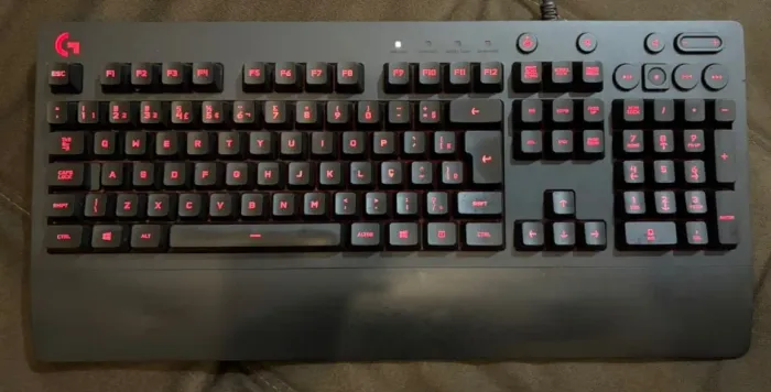 Teclado gamer Logitech G213 Prodigy usado 2 anos