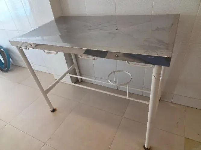 Mesa de procedimento veterinário 