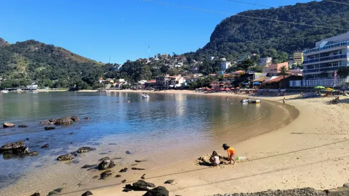 Alugo por temporada casa duplex com 3 quartos na praia de Ibicuí. Pé na areia!