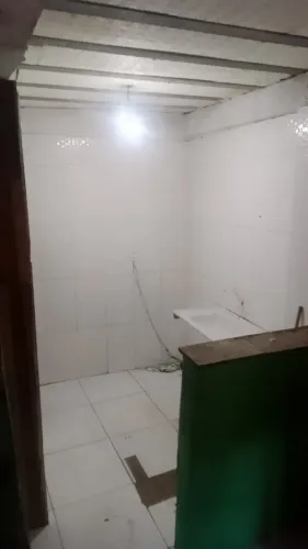 Kit Net, térreo- Sala cozinha e banheiro, 1°andar- um quarto e varanda 