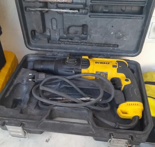 Furadeira martelete Dewalt 220