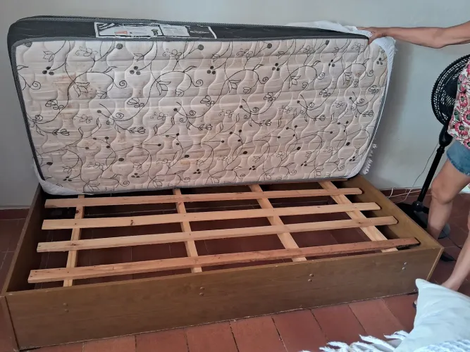 Vendo 2 camas de solteiro em madeira com os colchões.