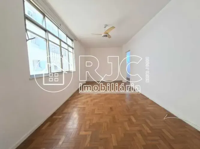 Rua Itacuruça , debruçado ao metrô Uruguai, apto 3 quartos , dependencia de empregada e va