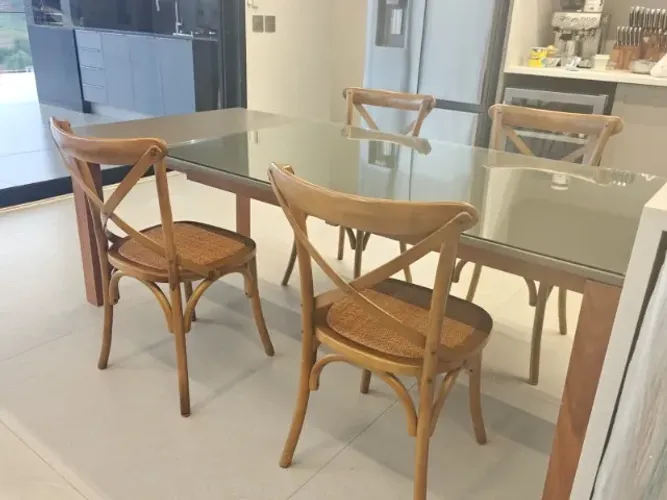 Mesa de Jantar com 4 cadeiras e Tampo de Vidro