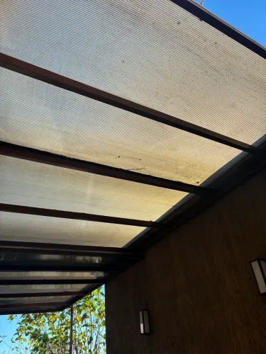 Toldo retrátil policarbonato