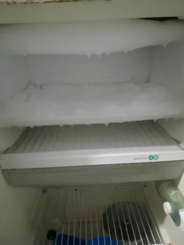 GELADEIRA 150,00 NÃO FAÇO ENTREGA PEGANDO TUDO NORMALMENTE