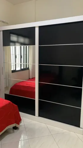 Roupeiro Grande com Portas de Correr, Espelho e 3 Gavetas