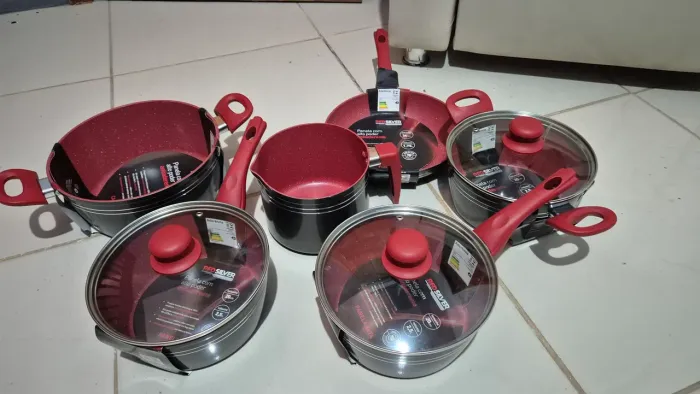 Vendo jogo de seis panelas Red silver originais todas no plástico ainda nunca usadas