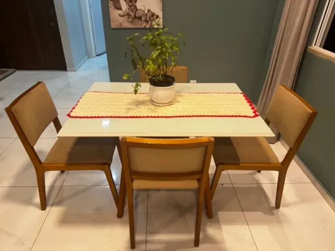Conjunto de mesa de madeira com tampo de vidro
