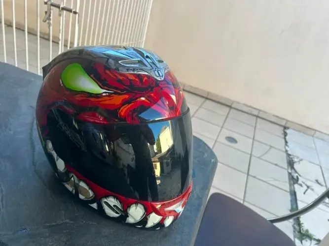 Capacete Fechado ICON ? Graphic Monster/Demon | Verde Neon, Vermelho e Preto