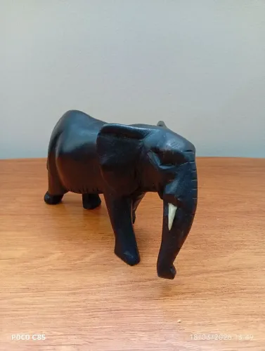 Elefante em madeira maciça 