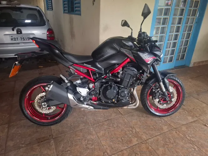 Kawasaki Z900 - 2021 - preta