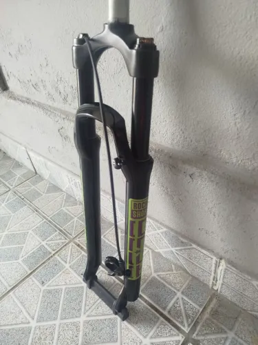 Suspensão com trava no guidão