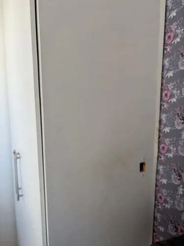 Guarda roupa de madeira