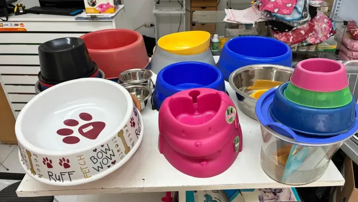 Comedouros para cães e gatos (vende o lote)