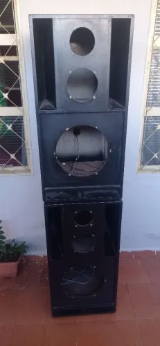 Vendo essa caixa de som de palco mais tá sem os falantes só a caixa mesmo e as duas caixa