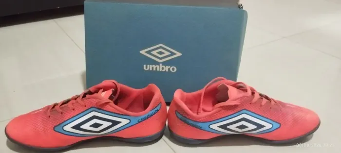 Chuteira umbro original grama sintética 