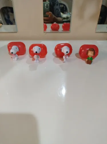 Lote Coleção Snoopy Peanuts - 4 Miniaturas Com Cápsulas Vermelhas