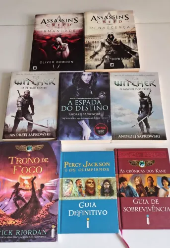 8 livros - Witcher, Percy Jackson e Assassins Creed