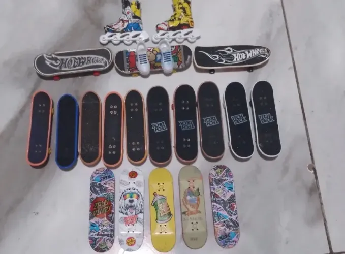 Skates de dedo hot wheels e par de patins