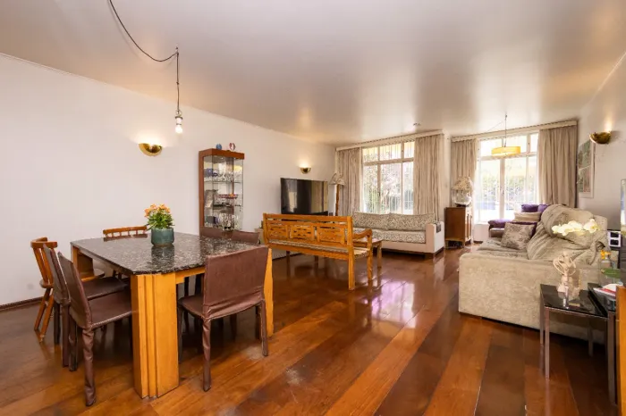 Casa para venda em Vila Madalena com 5 quartos, sendo 2 suítes, 256m²