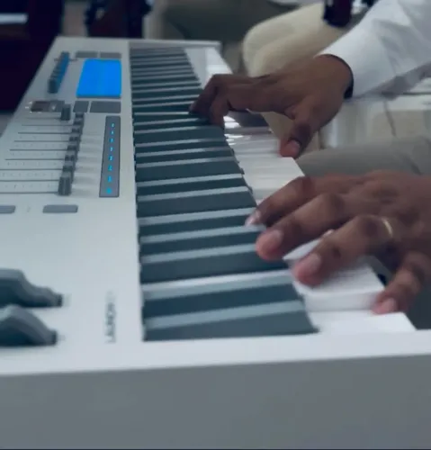 Teclado controlador Launchkey mk4 61 teclas White