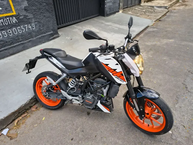 KTM Duke 200 bem conservada