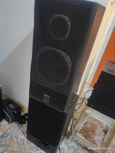 120,00 TUDO .DUAS CAIXAS DE SOM DE 8 POLEGADAS PERFEITA.YR9CO.