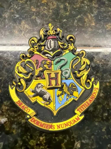 ímã de geladeira harry potter brasão hogwarts
