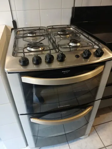 FOGÃO Electrolux 56DB ? da linha Celebrate, com 4 bocas e duplo forno a gás.