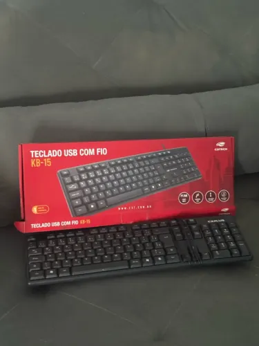 Teclado USB com fio C3Tech KB-15, padrão ABNT2 (Português Brasil), preto.