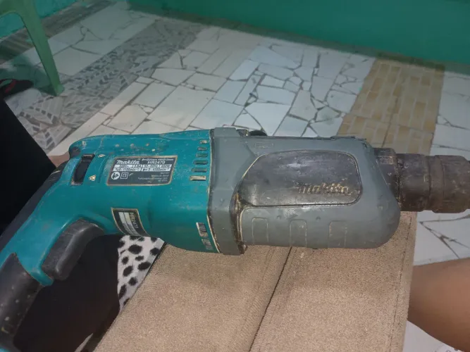 Vendo furadeira martelete marca Makita 250 tem conversa