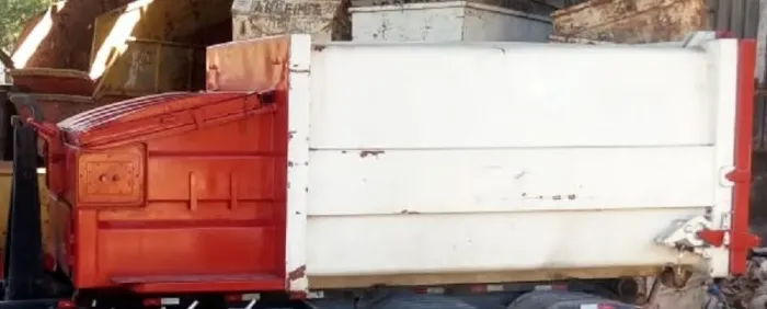 Compactador estacionário para caminhão rollon
