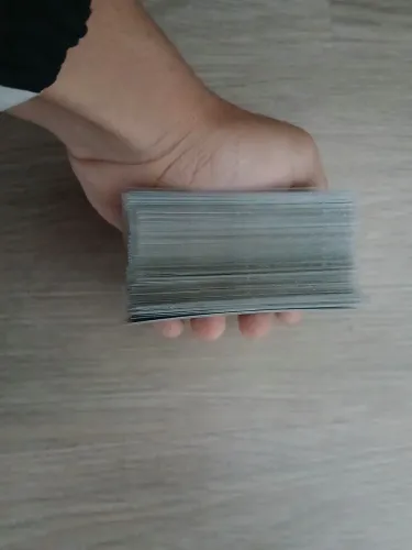 85 CARDS DE YUGI OH, CONTENDO NO MEIO O DECK DO YUGI MUTO