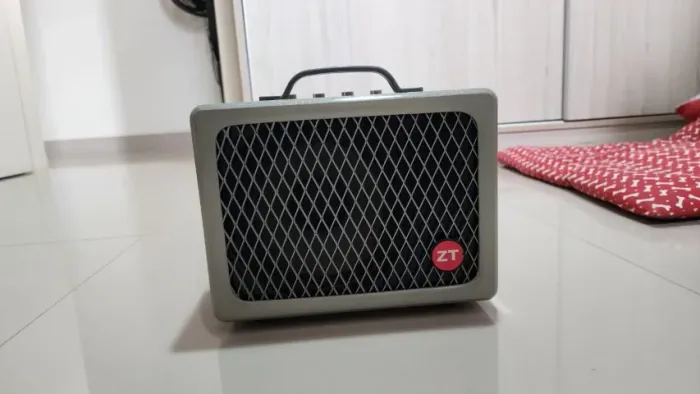 Amplificador Zt Lunchbox 200w Transistor Guitarra 127/220v