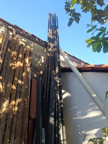 Vendo barras de ferro 3x2 chapa 20 tenho o total de 30 barras em excelente estaeo de conse