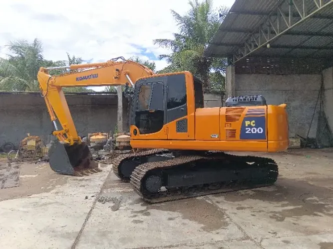 Escavadeira Komatsu PC200 ano 2010